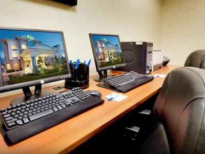 Hotel Holiday Express & East End By Ihg 2*